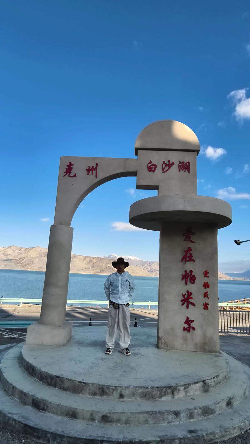 新疆旅游：探索迷人的自然风光与深厚的历史文化